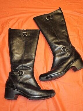 Clarks Malia Poplar Tall Boots Black Leather Uppers Side Zip Size 8 (Runs Small)